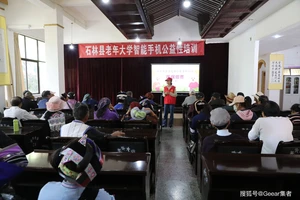 中年爱好者如何通过智能培训保持状态